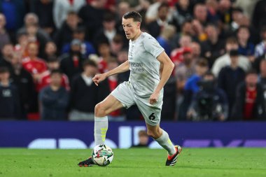 Barnsley 'li Mal de Gevigney, 17 Eylül 2024 tarihinde Old Trafford, Manchester, Birleşik Krallık' ta oynanan Carabao Kupası 3. Raundda topu bırakıyor.