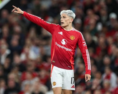 Manchester United takımından Alejandro Garnacho, 17 Eylül 2024 'te Old Trafford, Manchester, Birleşik Krallık' ta oynanan Carabao Kupası 3. tur karşılaşmasında takım talimatlarını veriyor.