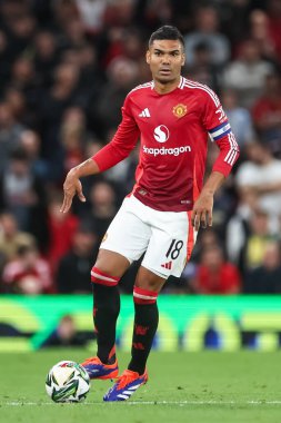 Manchester United takımından Casemiro, 17 Eylül 2024 tarihinde Old Trafford, Manchester, Birleşik Krallık 'ta oynanan 3. Raund Manchester United ile oynanan Carabao Kupası karşılaşmasında topa vuruyor.