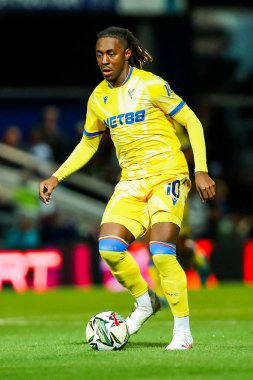 Kristal Saray 'dan Eberechi Eze, 17 Eylül 2024' te Londra 'daki Kiyan Prince Vakfı Stadyumu' nda oynanan Queens Park Rangers-Crystal Palace maçında topla koşuyor.