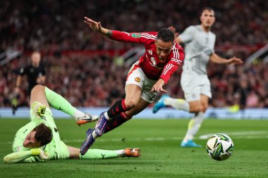 Manchester United takımından Antony, 17 Eylül 2024 'te Old Trafford, Manchester, Birleşik Krallık' ta oynanan Carabao Kupası 3. tur karşılaşmasında Gabriel Slonina 'ya faul yaptı.