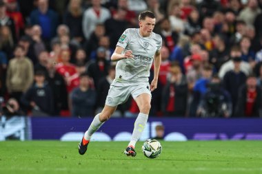 Barnsley 'li Mal de Gevigney, 17 Eylül 2024 tarihinde Old Trafford, Manchester, Birleşik Krallık' ta oynanan Carabao Kupası 3. Raundda topu bırakıyor.