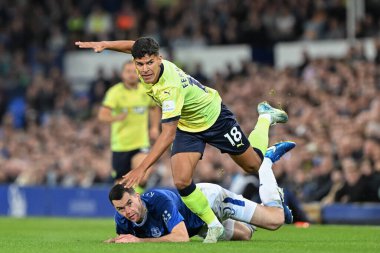 Everton 'dan Michael Keane, Carabao Kupası maçı sırasında Southampton' dan Mateus Fernandes 'i Goodison Park, Liverpool, İngiltere' de 17 Eylül 2024 'te yendi.