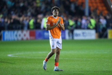 Blackpool 'dan Kyle Joseph, 17 Eylül 2024' te Bloomfield Road, Blackpool 'da oynanan Blackpool-Sheffield maçı sonrasında ev sahibi taraftarları alkışlıyor.