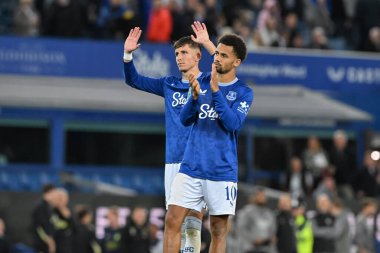 Everton 'dan Jesper Lindstrm 17 Eylül 2024' te Goodison Park, Liverpool 'da oynanan Carabao Kupası maçı boyunca taraftarlarından özür diliyor.