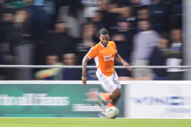 Blackpool 'dan Dom Thompson, 17 Eylül 2024, Bloomfield Road, Blackpool, İngiltere' de Çarşamba günü oynanan Blackpool-Sheffield maçında topa vuruyor.