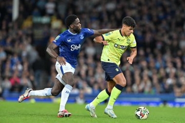 Southampton 'dan Mateus Fernandes, 17 Eylül 2024' te Goodison Park, Liverpool, İngiltere 'de oynanan Carabao Kupası maçı sırasında topu Everton' a karşı Southampton 'a atıyor.