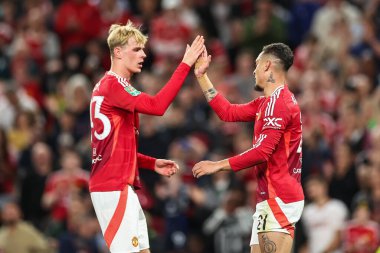 Manchester United takımından Antony, 17 Eylül 2024 'te Old Trafford, Manchester, İngiltere' de oynanan 3. Rauntta Carabao Kupası 'na 2-0' lık galibiyet golünü kutluyor.