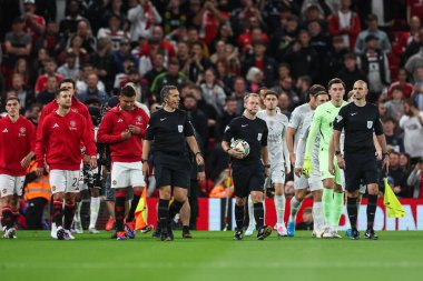 Hakem Gavin Ward, 17 Eylül 2024 'te Old Trafford, Manchester, İngiltere' de oynanan 3. Raund Manchester United-Barnsley karşılaşmasında Carabao Kupası 'nın önünde takımlara liderlik ediyor.
