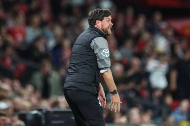 Barnsley 'den Darrell Clarke Menajeri, 17 Eylül 2024' te Manchester United 'ın Old Trafford, Manchester' da oynadığı Carabao Kupası 3. Raundda takım talimatlarını veriyor.