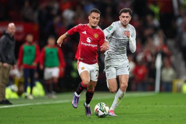 Manchester United 'dan Antony ve Barnsley' den Corey O 'Keeffe, 17 Eylül 2024' te Old Trafford, Manchester, Birleşik Krallık 'ta oynanan Carabao Kupası 3. tur karşılaşmasında top için mücadele etti.