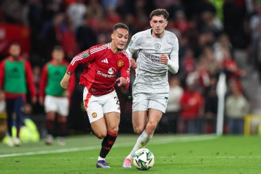 Manchester United takımından Antony, 17 Eylül 2024 'te Old Trafford, Manchester, İngiltere' de oynanan 3. Raund Manchester United ile oynanan Carabao Kupası karşılaşmasında topa vuruyor.