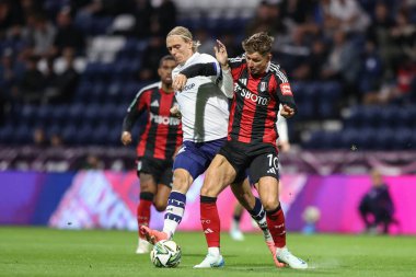 Preston 'dan Stefn Teitur rarson ve Fulham' dan Tom Cairney, 17 Eylül 2024 'te Deepdale, Preston, İngiltere' de oynanan Carabao Kupası maçında top için mücadele ettiler.