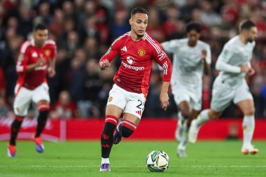 Manchester United takımından Antony, 17 Eylül 2024 'te Old Trafford, Manchester, İngiltere' de oynanan 3. Raund Manchester United ile oynanan Carabao Kupası karşılaşmasında topa vuruyor.