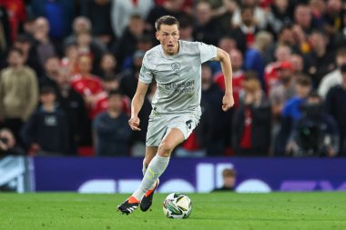 Barnsley 'li Mal de Gevigney, 17 Eylül 2024 tarihinde Old Trafford, Manchester, Birleşik Krallık' ta oynanan Carabao Kupası 3. Raundda topu bırakıyor.