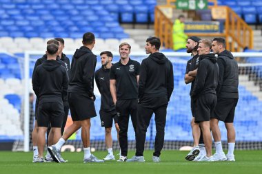 Southampton, 17 Eylül 2024 'te Goodison Park, Liverpool' da oynanan Everton-Southampton Carabao Kupası karşılaşması öncesinde sahada inceleme yapıyor.