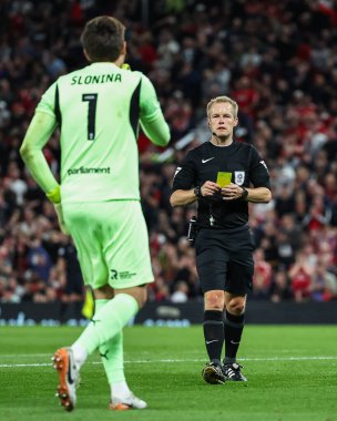 Hakem Gavin Ward, 17 Eylül 2024 'te Old Trafford, Manchester, İngiltere' de oynanan Carabao Kupası 3. tur karşılaşmasında Barnsley 'e karşı Gabriel Slonina' ya sarı kart verdi.