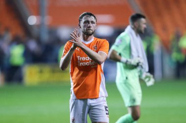 Blackpool 'dan Matthew Pennington, 17 Eylül 2024' te Bloomfield Road, Blackpool 'da oynanan Blackpool-Sheffield maçı sonrasında ev sahibi taraftarları alkışlıyor.