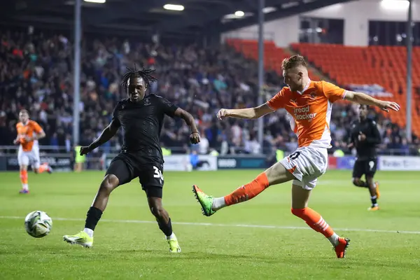Blackpool 'dan Sonny Carey, 17 Eylül 2024' te Bloomfield Road, Blackpool 'da Çarşamba günü oynanan Blackpool-Sheffield maçında topu geçiyor.