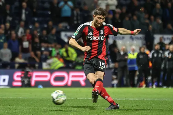 Fulham 'dan Jorge Cuenca, 17 Eylül 2024' te Deepdale, Preston, İngiltere 'de oynanan Carabao Kupası maçında penaltısını kaçırdı.