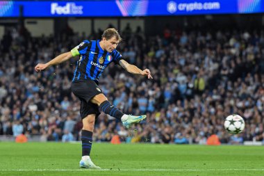 Inter Milan 'dan Nicol Barella, 18 Eylül 2024 tarihinde Etihad Stadyumu' nda Manchester City ile Inter Milan arasındaki UEFA Şampiyonlar Ligi sahne maçında gol atarken görülüyor.