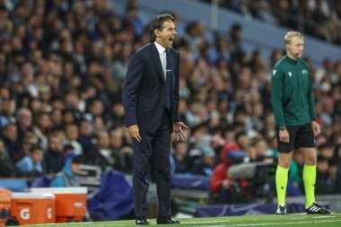 Inter Milan 'ın teknik direktörü Simone Inzaghi takımına UEFA Şampiyonlar Ligi sahne maçı sırasında Manchester City ile Inter Milan' ın Etihad Stadyumu, Manchester, İngiltere, 18 Eylül 2024 'te karşı karşıya geldikleri maçta talimat verdi.