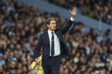Inter Milan 'ın teknik direktörü Simone Inzaghi takımına UEFA Şampiyonlar Ligi sahne maçı sırasında Manchester City ile Inter Milan' ın Etihad Stadyumu, Manchester, İngiltere, 18 Eylül 2024 'te karşı karşıya geldikleri maçta talimat verdi.