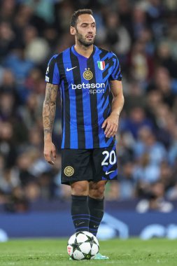 UEFA Şampiyonlar Ligi sahne maçı sırasında Inter Milan 'dan Hakan Alhanolu 18 Eylül 2024 tarihinde Etihad Stadyumu' nda Manchester City ve Inter Milan maçında
