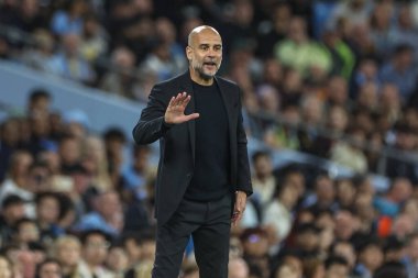 Manchester City 'nin Pep Guardiola teknik direktörü takım talimatlarını UEFA Şampiyonlar Ligi sahne maçı sırasında veriyor. Manchester City - Inter Milan Etihad Stadyumu, Manchester, İngiltere, 18 Eylül 2024