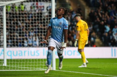 Coventry City 'den Brandon Thomas-Asante, 18 Eylül 2024' te Coventry Building Society Arena, Coventry, İngiltere 'de oynanan Coventry City-Tottenham Hotspur maçında 1-0 kazanma hedefini kutluyor.