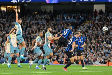 Inter Milan 'dan Marcus Thuram, 18 Eylül 2024' te Etihad Stadyumu 'nda Manchester City ile Inter Milan arasındaki UEFA Şampiyonlar Ligi sahne maçında kaleye doğru ilerliyor.