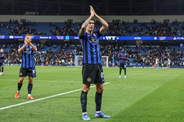Inter Milan 'dan Mehdi Tarem, 18 Eylül 2024 tarihinde Etihad Stadyumu' nda oynanan UEFA Şampiyonlar Ligi sahne maçı sonrasında taraftarları alkışlıyor.