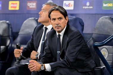 Simone Inzaghi 'nin Inter Milan teknik direktörü 18 Eylül 2024 tarihinde Etihad Stadyumu' nda Manchester City ile Inter Milan arasındaki UEFA Şampiyonlar Ligi sahne maçı öncesinde yedek kulübesinde.