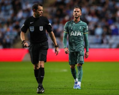 Tottenham Hotspur 'dan James Maddison, Coventry Building Society Arena, Coventry, İngiltere' de oynanan Coventry City-Tottenham Hotspur maçında hakem Darren England ile konuştu.