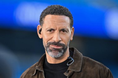 Eski futbolcu Rio Ferdinand, 18 Eylül 2024 tarihinde Etihad Stadyumu 'nda Manchester City ile Inter Milan arasındaki UEFA Şampiyonlar Ligi sahne maçı öncesinde televizyonla konuşuyor.