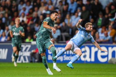 Tottenham Hotspur 'dan Dominic Solanke, Coventry City ile Tottenham Hotspur arasındaki Carabao Kupası karşılaşmasında Coventry City' den Jamie Allen 'a karşı Coventry Building Society Arena, Coventry, İngiltere, 18 Eylül 2024