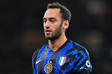 UEFA Şampiyonlar Ligi sahne maçı sırasında Inter Milan 'dan Hakan Alhanolu 18 Eylül 2024 tarihinde Etihad Stadyumu' nda Manchester City ve Inter Milan maçında