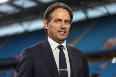 UEFA Şampiyonlar Ligi sahne maçı sırasında Inter Milan 'ın teknik direktörü Simone Inzaghi 18 Eylül 2024' te Etihad Stadyumu 'nda Manchester City' ye karşı Inter Milan maçında