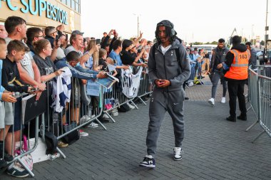 Tottenham Hotspur 'dan Djed Spence, Coventry City ile Tottenham Hotspur arasındaki Carabao Kupası karşılaşması öncesinde Coventry Building Society Arena, Coventry, İngiltere' de 18 Eylül 2024 'de geldi.
