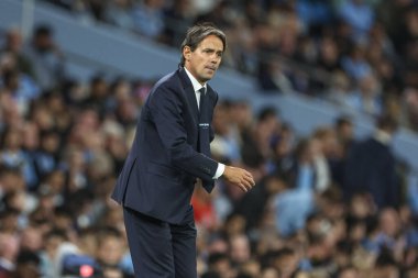 UEFA Şampiyonlar Ligi sahne maçı sırasında Inter Milan 'ın teknik direktörü Simone Inzaghi 18 Eylül 2024' te Etihad Stadyumu 'nda Manchester City' ye karşı Inter Milan maçında