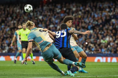 Inter Milan 'dan Alessandro Bastoni Manchester City' den Rico Lewis ve Manchester City 'den Erling Haaland tarafından Manchester City-Inter Milan maçında faul yaptı.