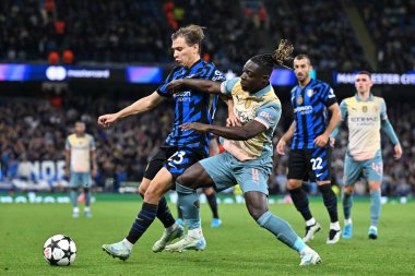 Inter Milan 'dan Nicol Barella, Manchester City ile Inter Milan arasındaki UEFA Şampiyonlar Ligi sahne maçı sırasında Manchester City' den Jrmy Doku 'yu 18 Eylül 2024' te Etihad Stadyumu 'nda durdurdu.