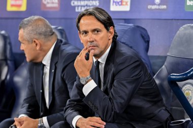 Simone Inzaghi 'nin Inter Milan teknik direktörü 18 Eylül 2024 tarihinde Etihad Stadyumu' nda Manchester City ile Inter Milan arasındaki UEFA Şampiyonlar Ligi sahne maçı öncesinde yedek kulübesinde.