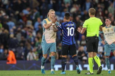 Manchester City 'den Erling Haaland, UEFA Şampiyonlar Ligi sahne maçı sırasında Lautaro Martnez' e 18 Eylül 2024 'te Etihad Stadyumu' nda Manchester City ile Inter Milan maçında tam zamanlı bir beşlik çakıyor.