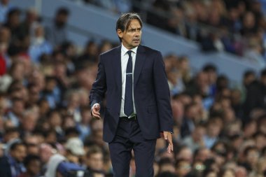 Simone Inzaghi 'nin Inter Milan teknik direktörü, UEFA Şampiyonlar Ligi sahne maçı sırasında Manchester City ile Inter Milan' ın Etihad Stadyumu 'nda karşılaşmalarına bakıyor.