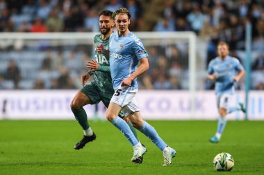 Coventry City 'den Jack Rudoni, Coventry City' nin, Coventry Building Society Arena 'da Tottenham Hotspur' a karşı oynadığı 18 Eylül 2024 Carabao Kupası maçında pas attı.