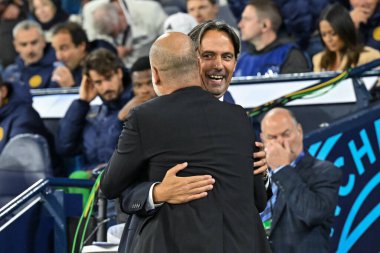 Pep Guardiola ve Simone Inzaghi, 18 Eylül 2024 tarihinde Etihad Stadyumu 'nda Manchester City ile Inter Milan arasındaki UEFA Şampiyonlar Ligi sahne maçı öncesinde el sıkışıyorlar.