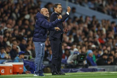 Inter Milan 'ın teknik direktörü Simone Inzaghi takımına UEFA Şampiyonlar Ligi sahne maçı sırasında Manchester City ile Inter Milan' ın Etihad Stadyumu, Manchester, İngiltere, 18 Eylül 2024 'te karşı karşıya geldikleri maçta talimat verdi.