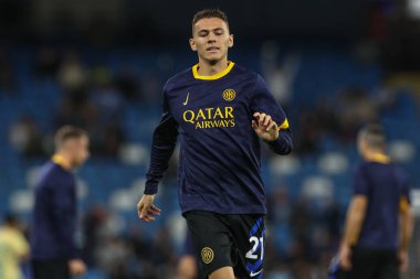 Inter Milan 'dan Kristjan Asllani UEFA Şampiyonlar Ligi sahne maçında maç öncesi ısınma maçında Manchester City - Inter Milan Etihad Stadyumu, Manchester, İngiltere, 18 Eylül 2024
