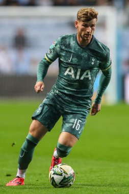 Tottenham Hotspur 'dan Timo Werner, Coventry Building Society Arena, Coventry, İngiltere' de 18 Eylül 2024 tarihinde oynanan Coventry City ve Tottenham Hotspur arasındaki Carabao Kupası karşılaşmasında topu ileri taşıyor.